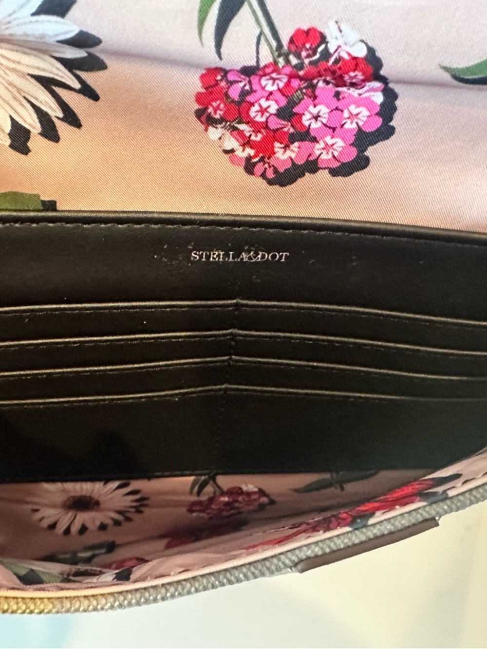 Hot deal 🔥 Camo Clutch - Picture 5 of 6